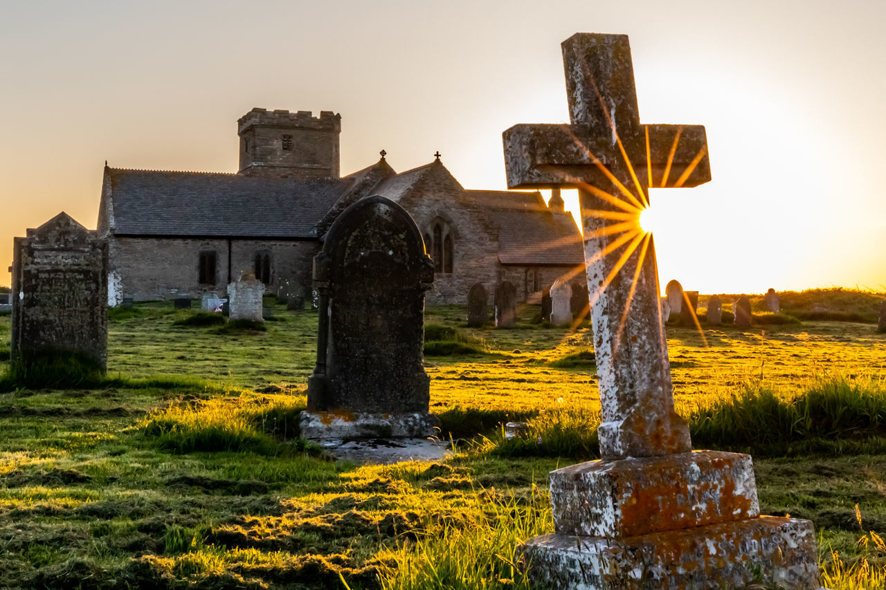 OLD CROSS AT CEMETERY AGAINST SKY