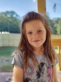 Portrait of smiling young girl 