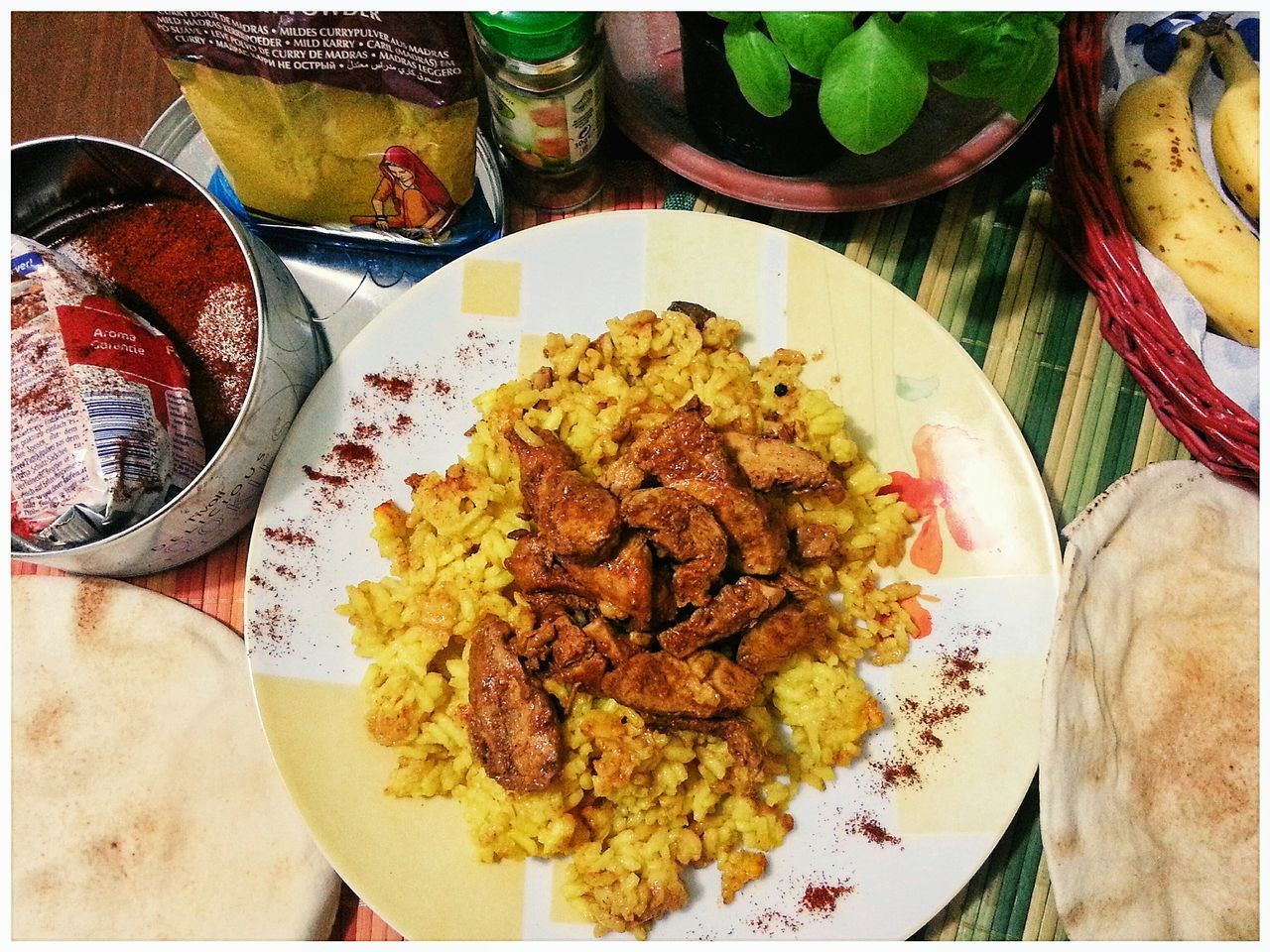 HIGH ANGLE VIEW OF FOOD ON PLATE