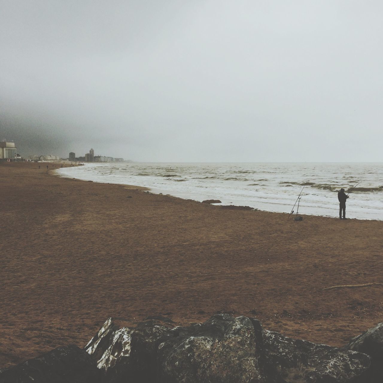 sea, beach, horizon over water, water, shore, sand, sky, leisure activity, lifestyles, scenics, tranquil scene, tranquility, beauty in nature, nature, incidental people, copy space, men, vacations