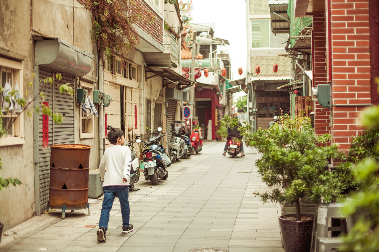 building exterior, architecture, built structure, city, real people, street, women, building, full length, people, adult, lifestyles, men, walking, day, footpath, casual clothing, residential district, group of people, rear view, outdoors, alley