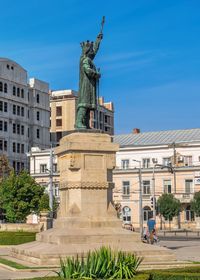 Monument to stefan cel mare in the center of chisinau, capital of moldova, on a sunny autumn day