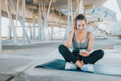 Portrait of young woman exercising in gym