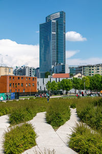 A skyscraper in the city center