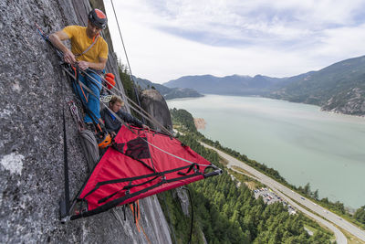 Two men setting up a portaledge on squamish chief with view on ocean