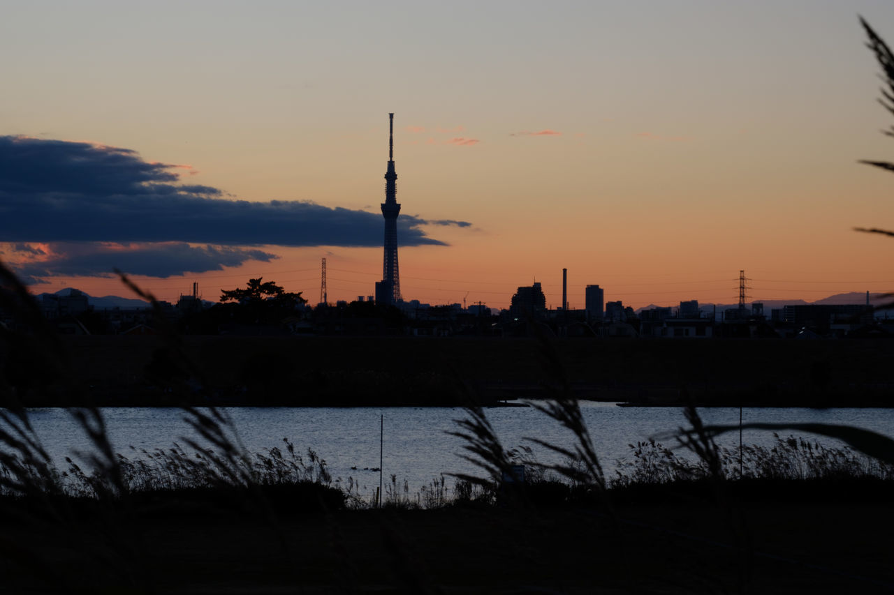 SILHOUETTE OF COMMUNICATIONS TOWER IN CITY