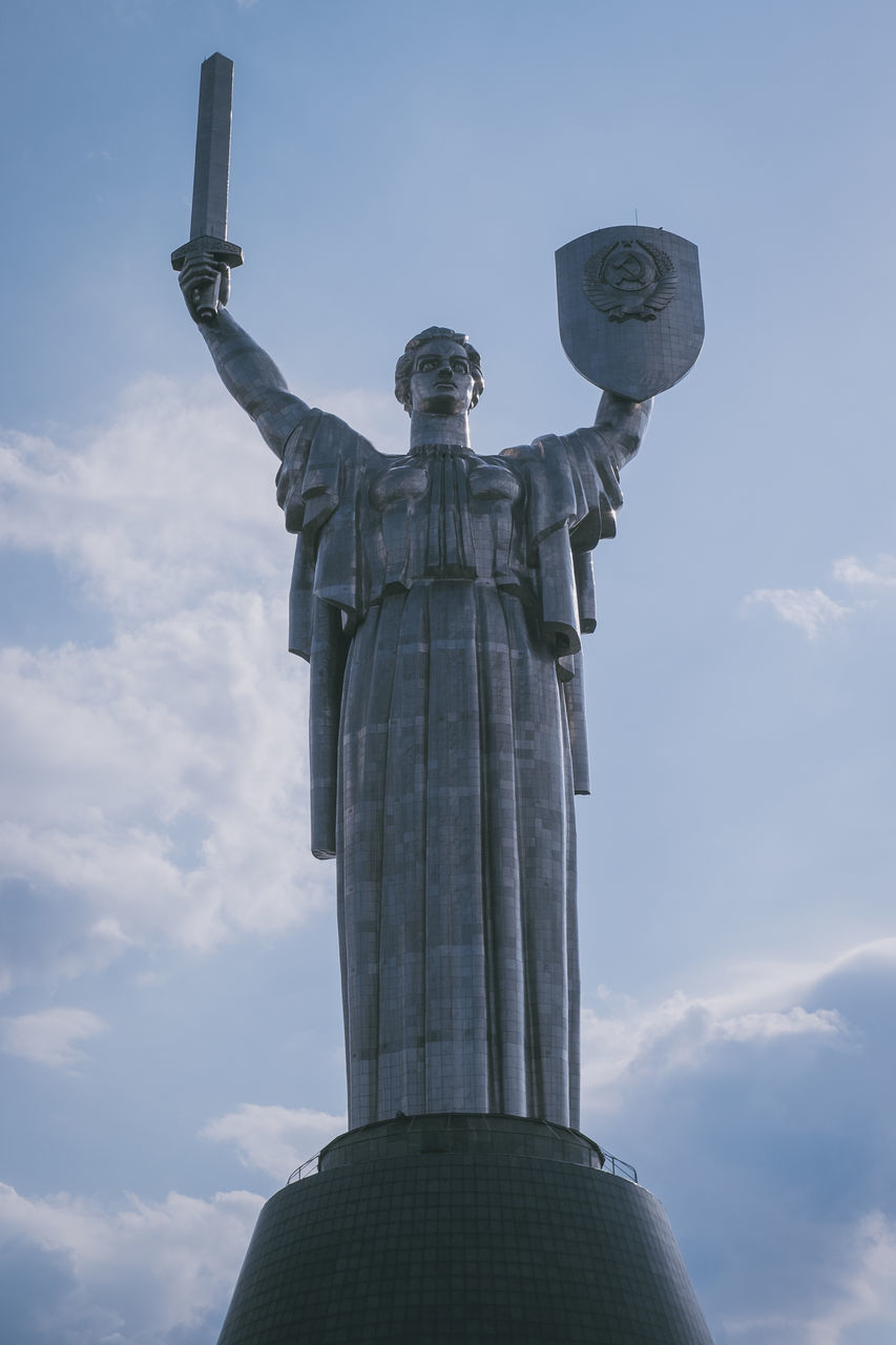 LOW ANGLE VIEW OF STATUE AGAINST THE SKY