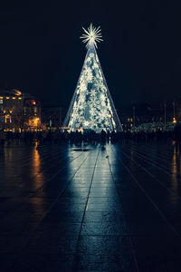 Beautiful white christmas tree with snowflakes in vilnius cathedral square, lithuania, europe