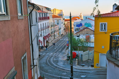 Depuis la portas do sol, une vue des vieux quartiers et de la ligne de tramway 28 à lisbonne.