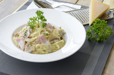 Close-up of spaghetti with cheese and meat in plate