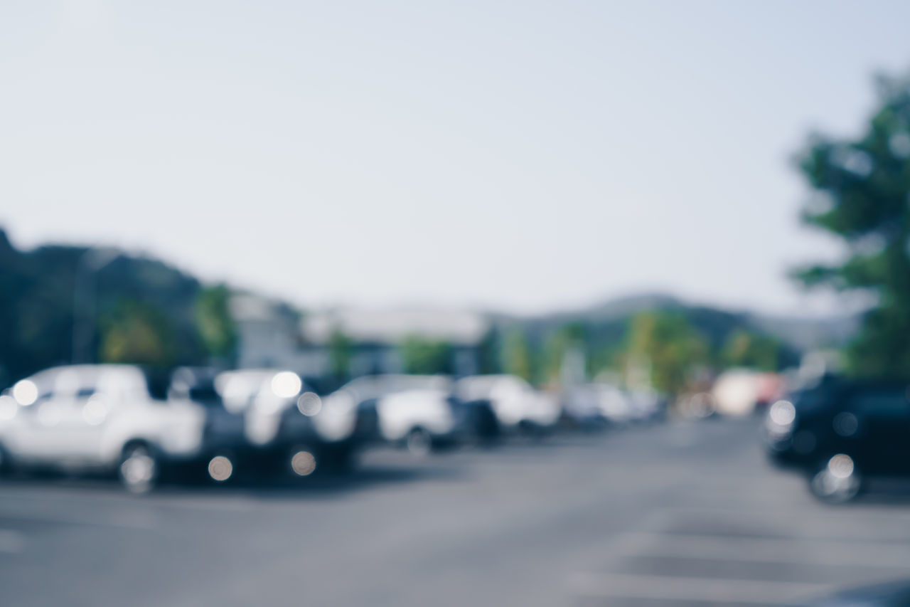 DEFOCUSED VIEW OF TRAFFIC ON ROAD