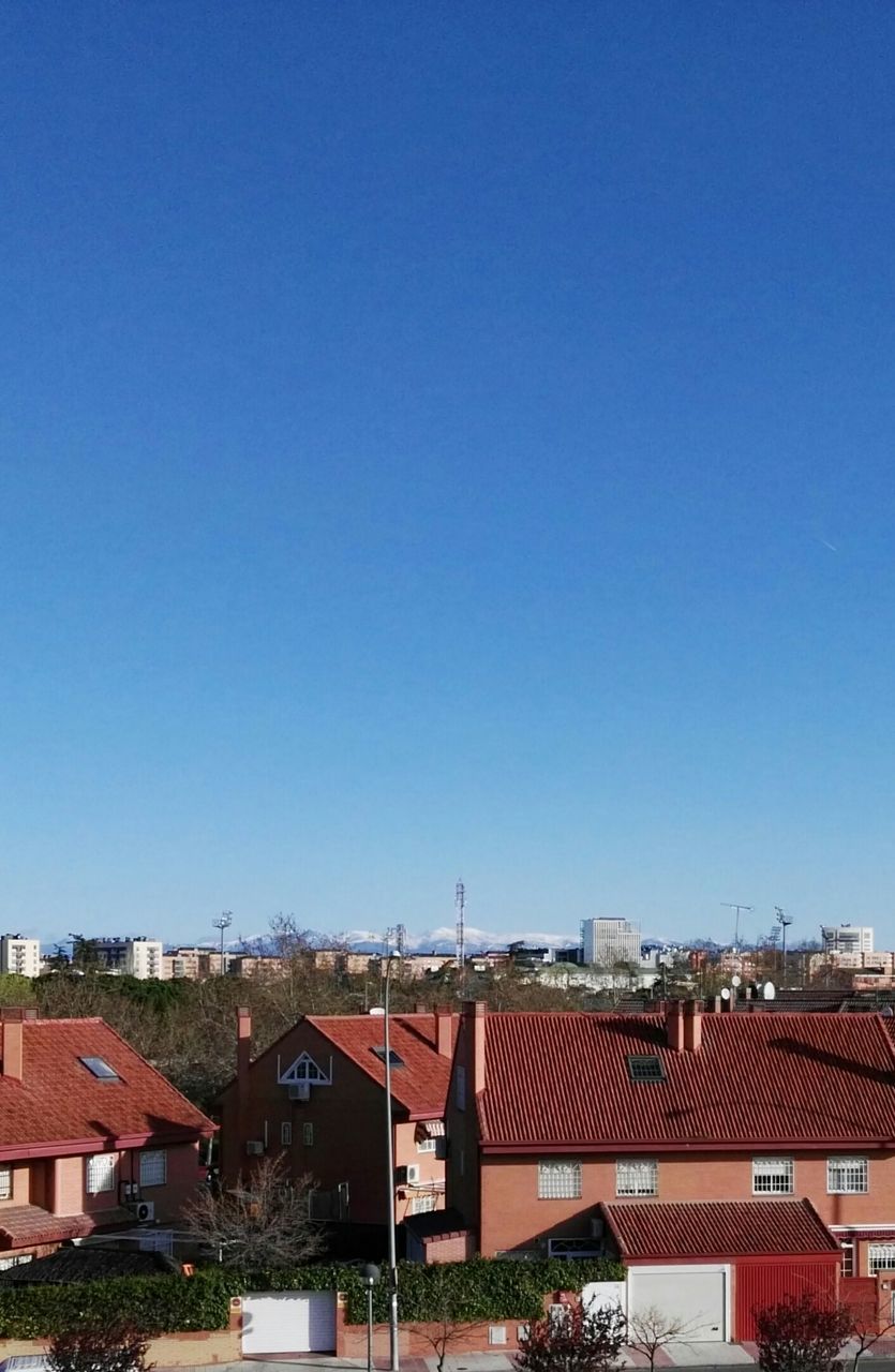 building exterior, architecture, built structure, clear sky, copy space, blue, house, residential structure, roof, residential building, residential district, city, town, cityscape, crowded, day, outdoors, townscape, no people, tree