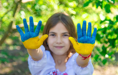 Cropped hand of woman holding red flower