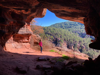 Women in the cave 