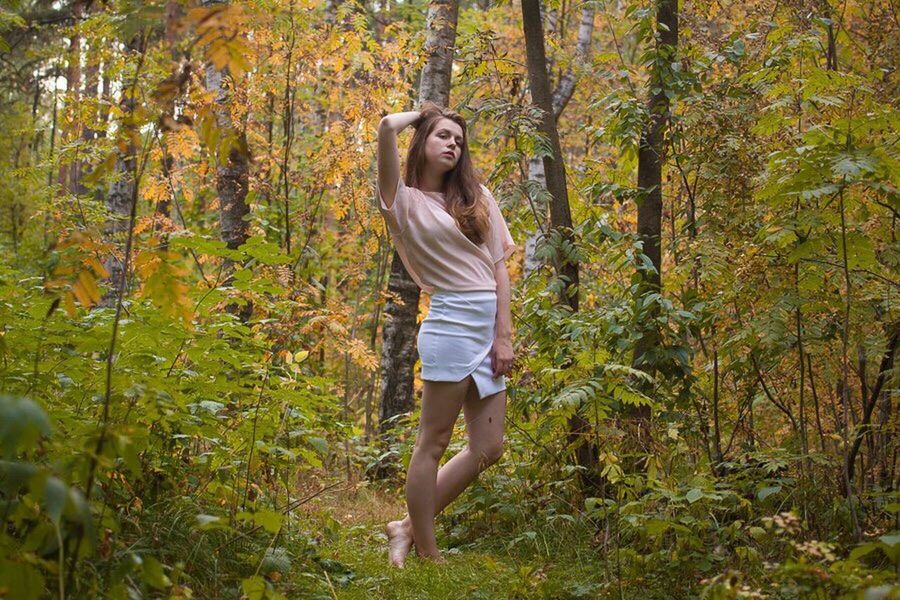 PORTRAIT OF YOUNG WOMAN IN FOREST