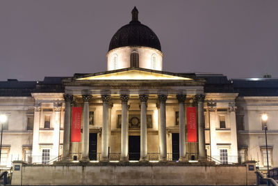 Night photo of the national gallery in trafalgar square in london 