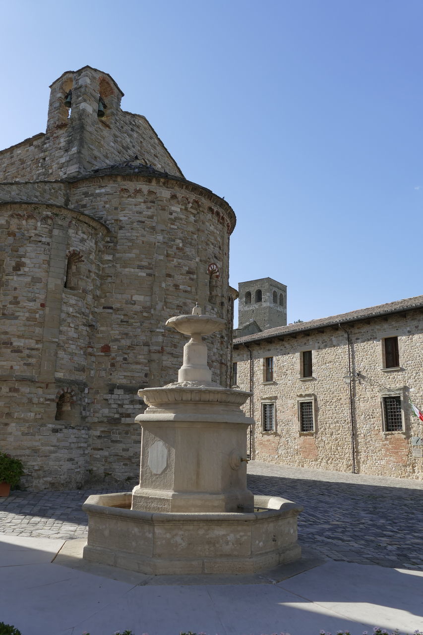 LOW ANGLE VIEW OF HISTORIC BUILDING AGAINST SKY