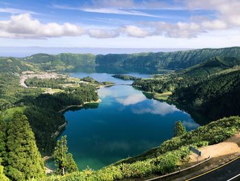 Panoramic view of lake and mountains against sky