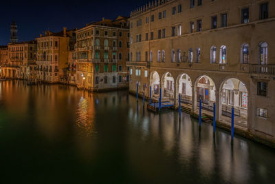 Grand canal seen from rialto bridge at night. on the right the fondaco dei tedeschi building, venice