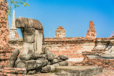 Low angle view of old ruins against clear blue sky