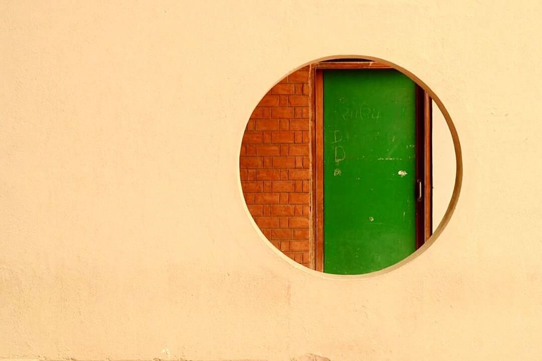 CLOSE-UP OF GLASS WINDOW