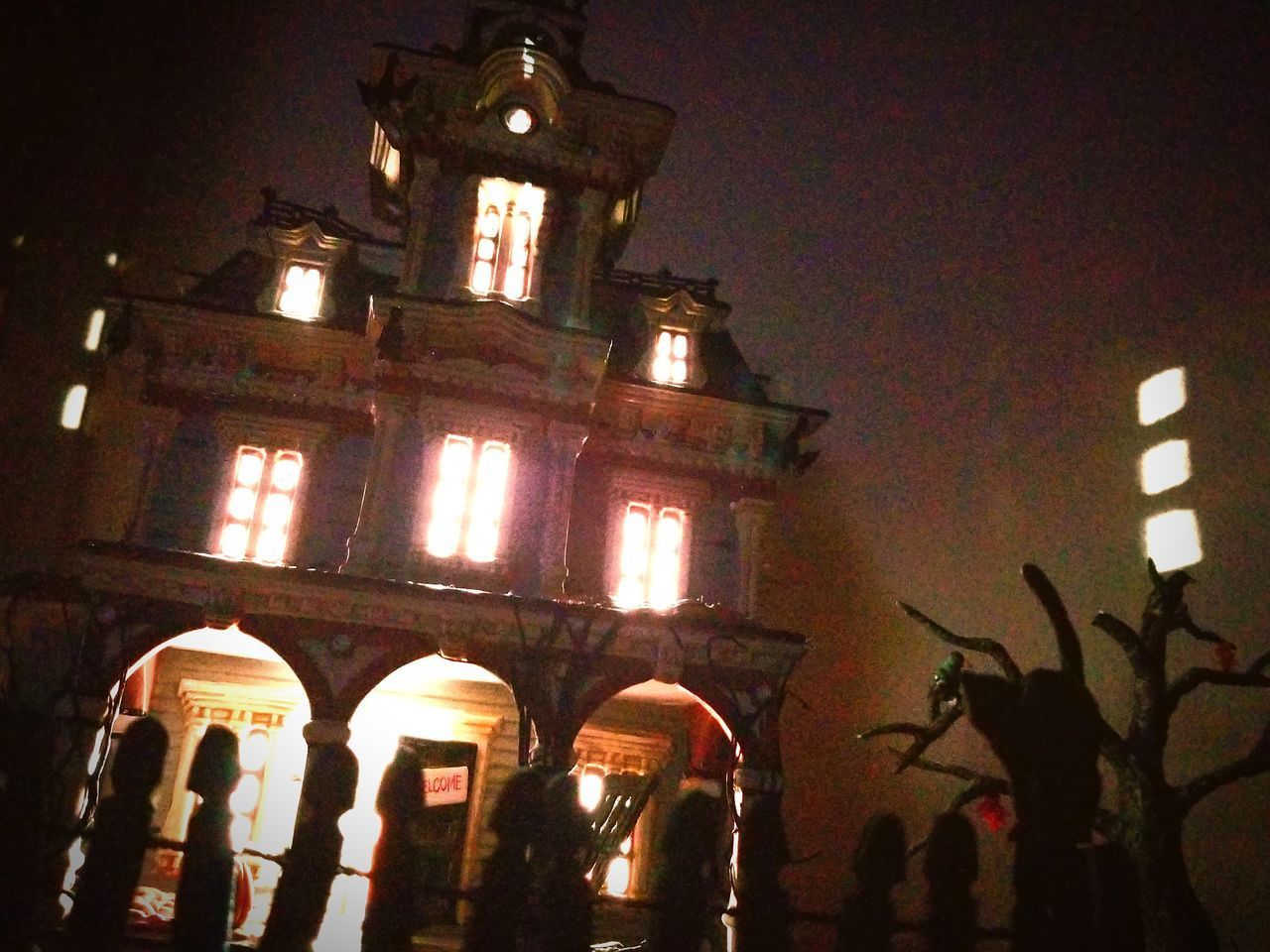 LOW ANGLE VIEW OF ILLUMINATED OLD BUILDING AT NIGHT