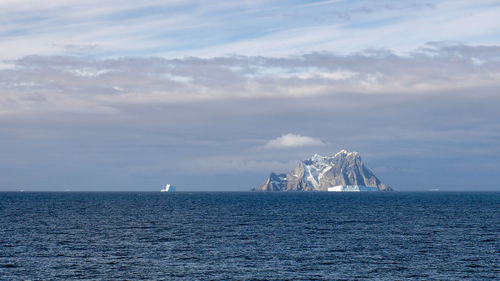 Scenic view of sea against the sky with elephant island, antarctica