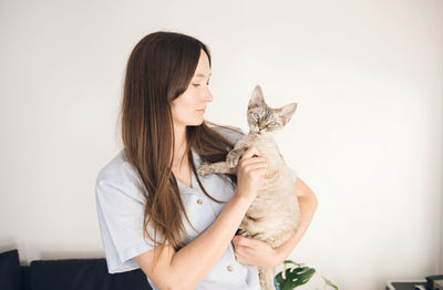 Young woman holding cat