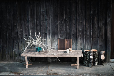 Empty chairs and table against wall