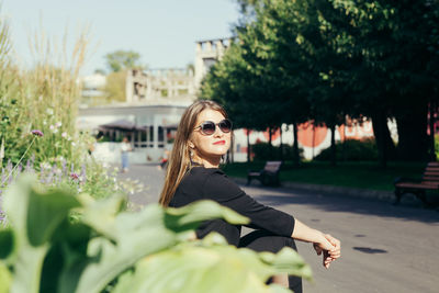 Portrait of young woman in sunglasses