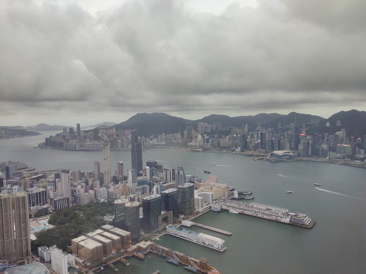 HIGH ANGLE VIEW OF BAY AND BUILDINGS IN CITY