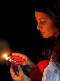 Portrait of young woman holding hands