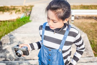 A beautiful woman held a camera in her hand and stared with intent.