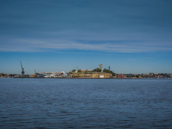 Distant view of sea in front of blue sky