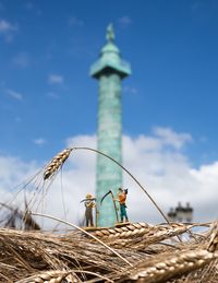 Figurines on plants against colonne vendome