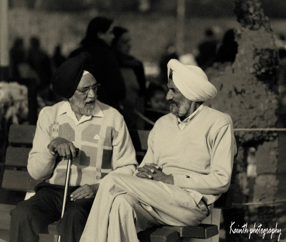 sitting, senior adult, real people, two people, focus on foreground, senior men, men, music, playing, outdoors, togetherness, day, musical instrument, musician, adult, people, adults only