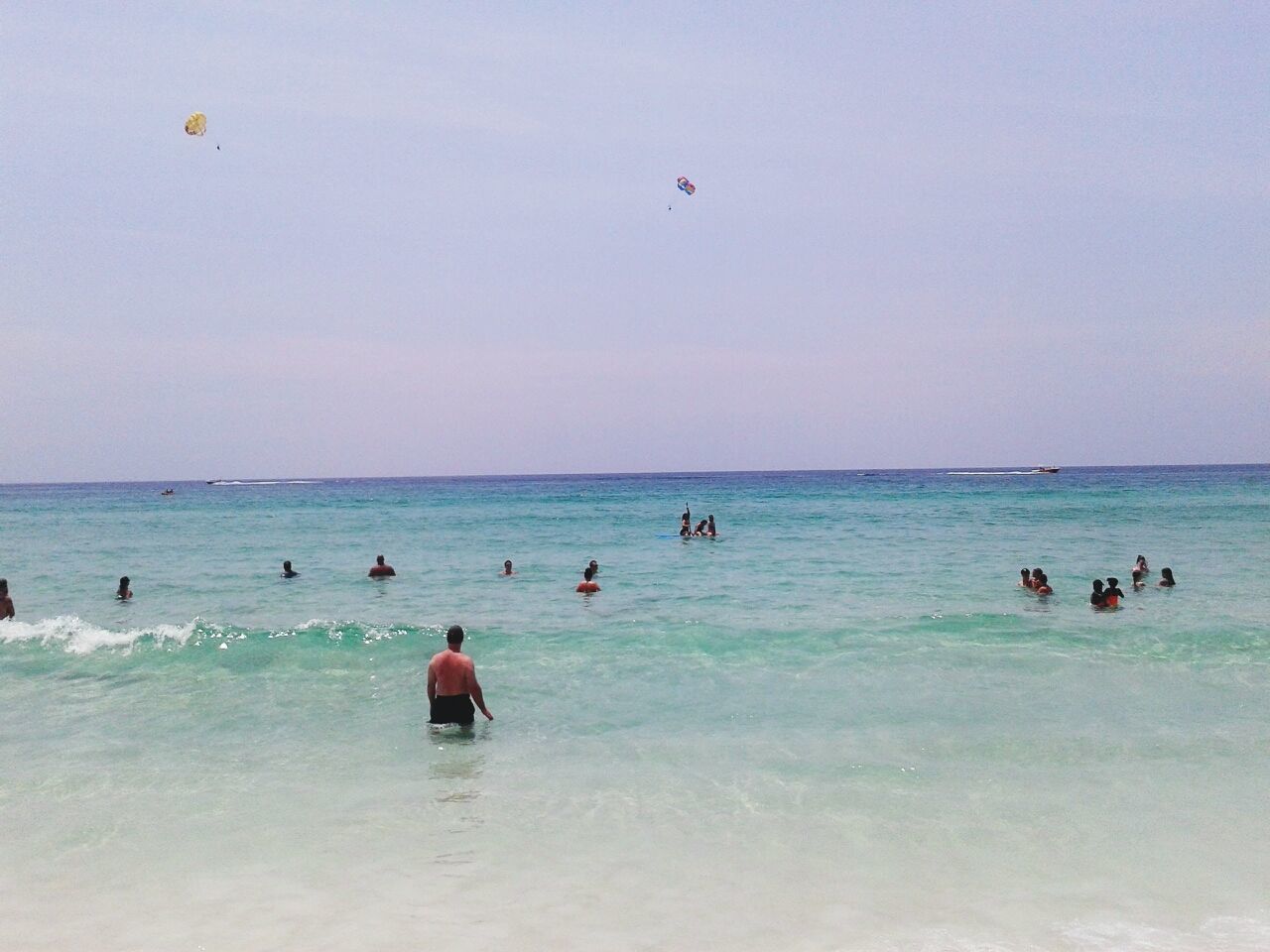 sea, water, beach, horizon over water, large group of people, leisure activity, vacations, lifestyles, enjoyment, men, mixed age range, shore, fun, person, summer, scenics, sand, enjoying, beauty in nature