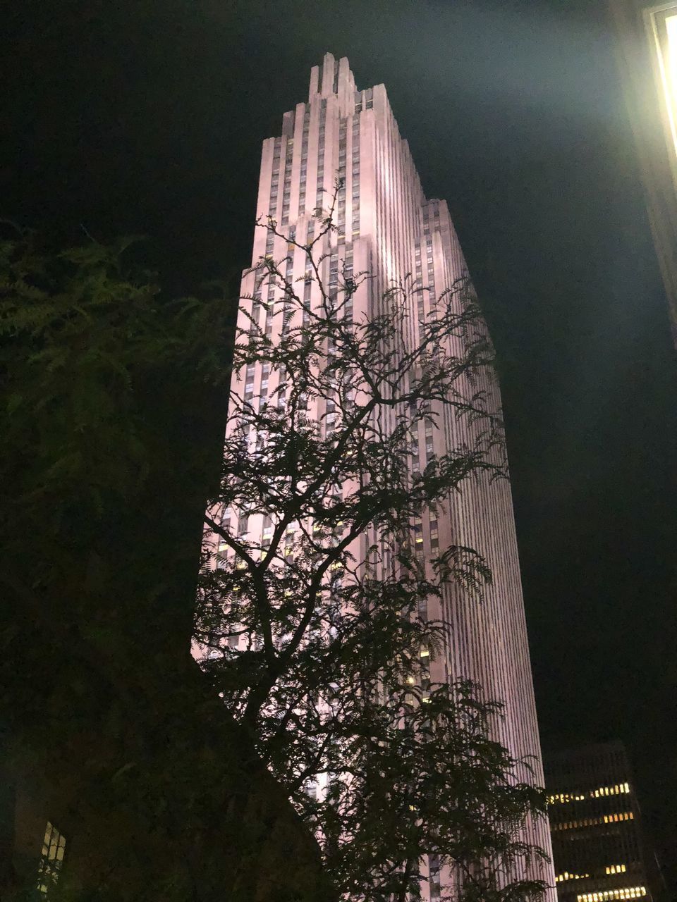 LOW ANGLE VIEW OF MODERN BUILDING AGAINST SKY