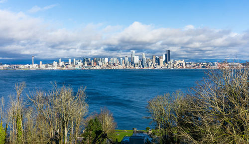 A view of the seattle skyline on a clear day.