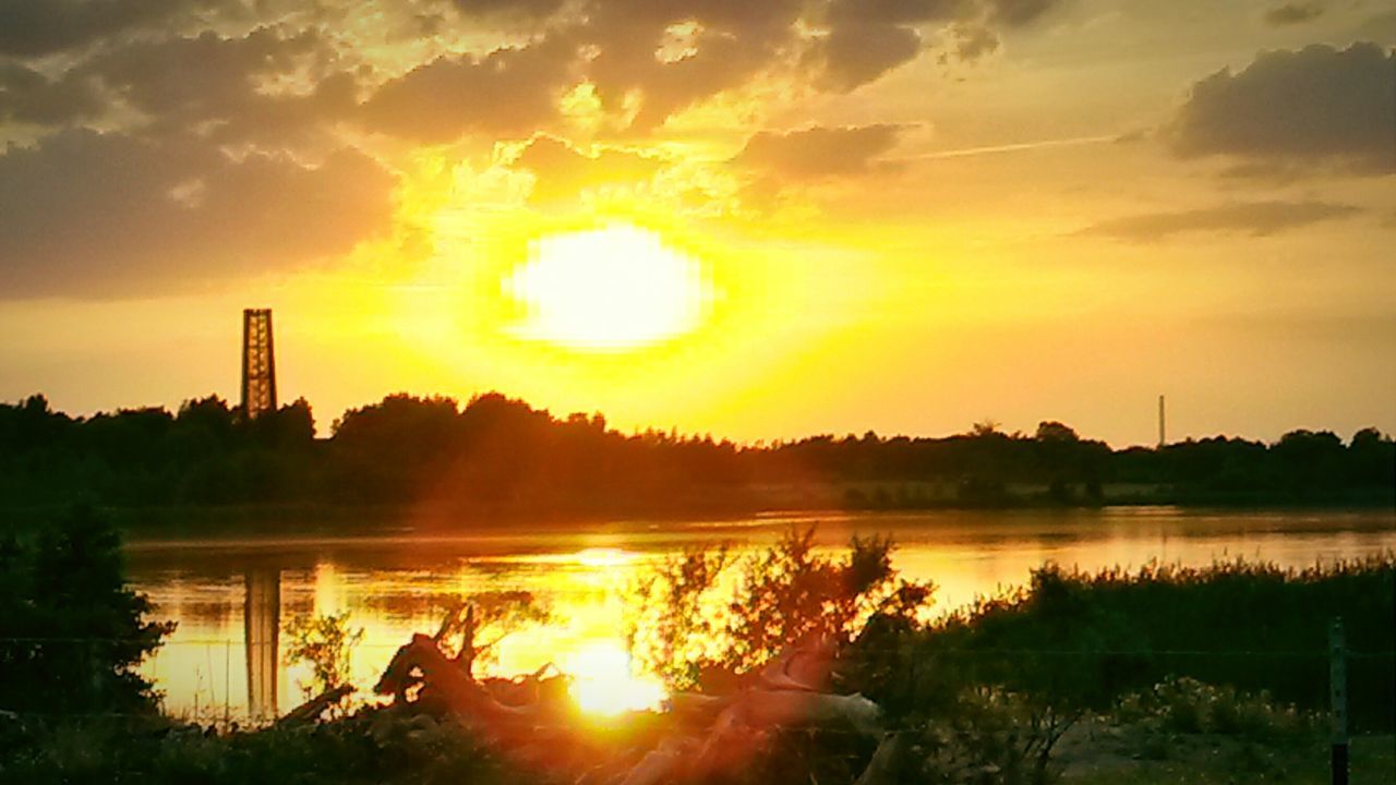 sunset, sun, water, orange color, scenics, silhouette, reflection, tranquil scene, beauty in nature, tranquility, sky, sunlight, lake, idyllic, nature, sunbeam, river, lens flare, back lit, cloud - sky