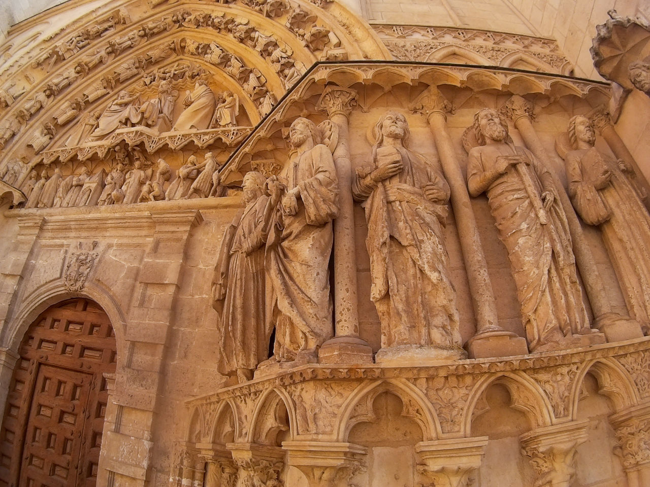 LOW ANGLE VIEW OF SCULPTURES ON CEILING OF CATHEDRAL