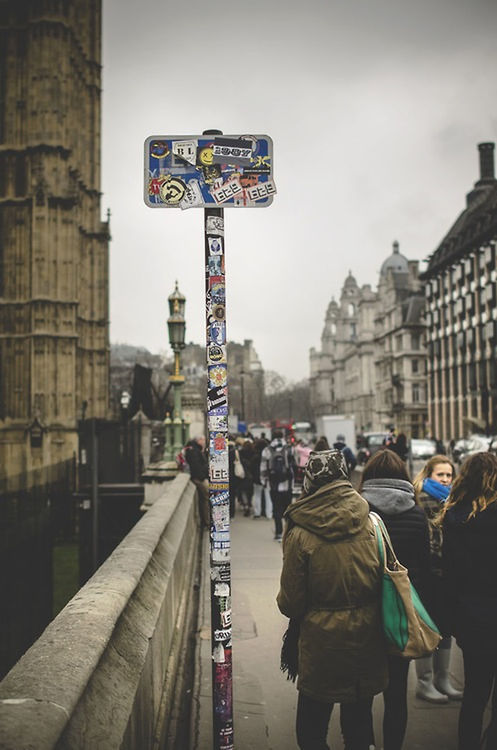 architecture, building exterior, built structure, city, men, street, large group of people, person, city life, transportation, lifestyles, city street, walking, travel, sky, travel destinations, land vehicle, car, capital cities