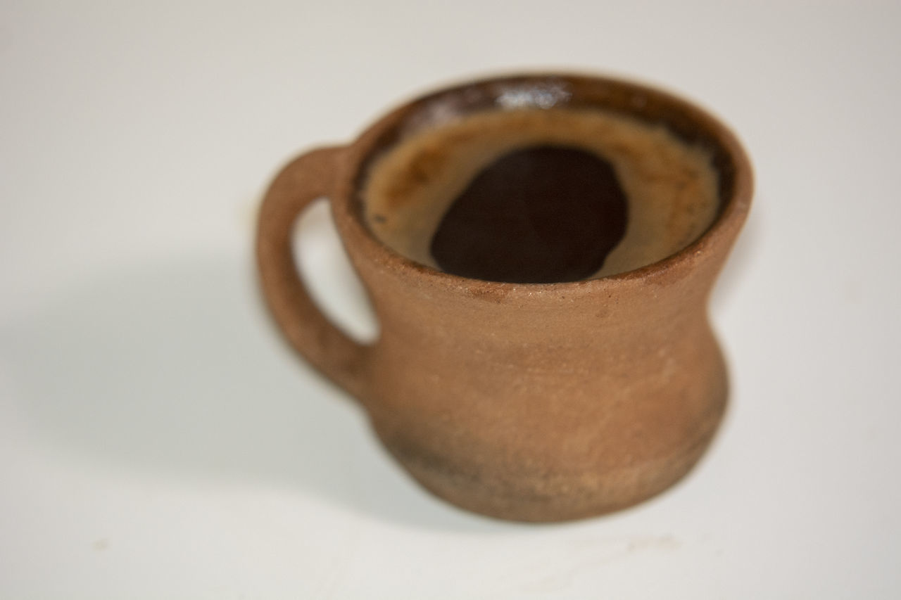 CLOSE-UP OF COFFEE CUP