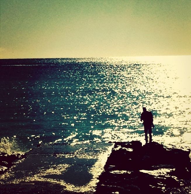 sea, silhouette, water, horizon over water, men, lifestyles, leisure activity, tranquil scene, standing, scenics, copy space, tranquility, clear sky, sunset, beauty in nature, nature, beach, person