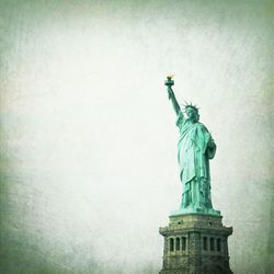 statue