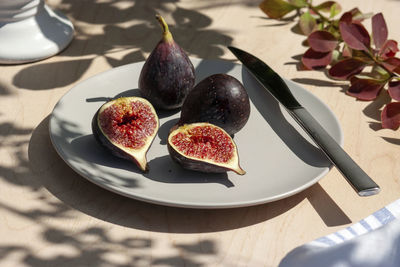 Ripe figs on plate