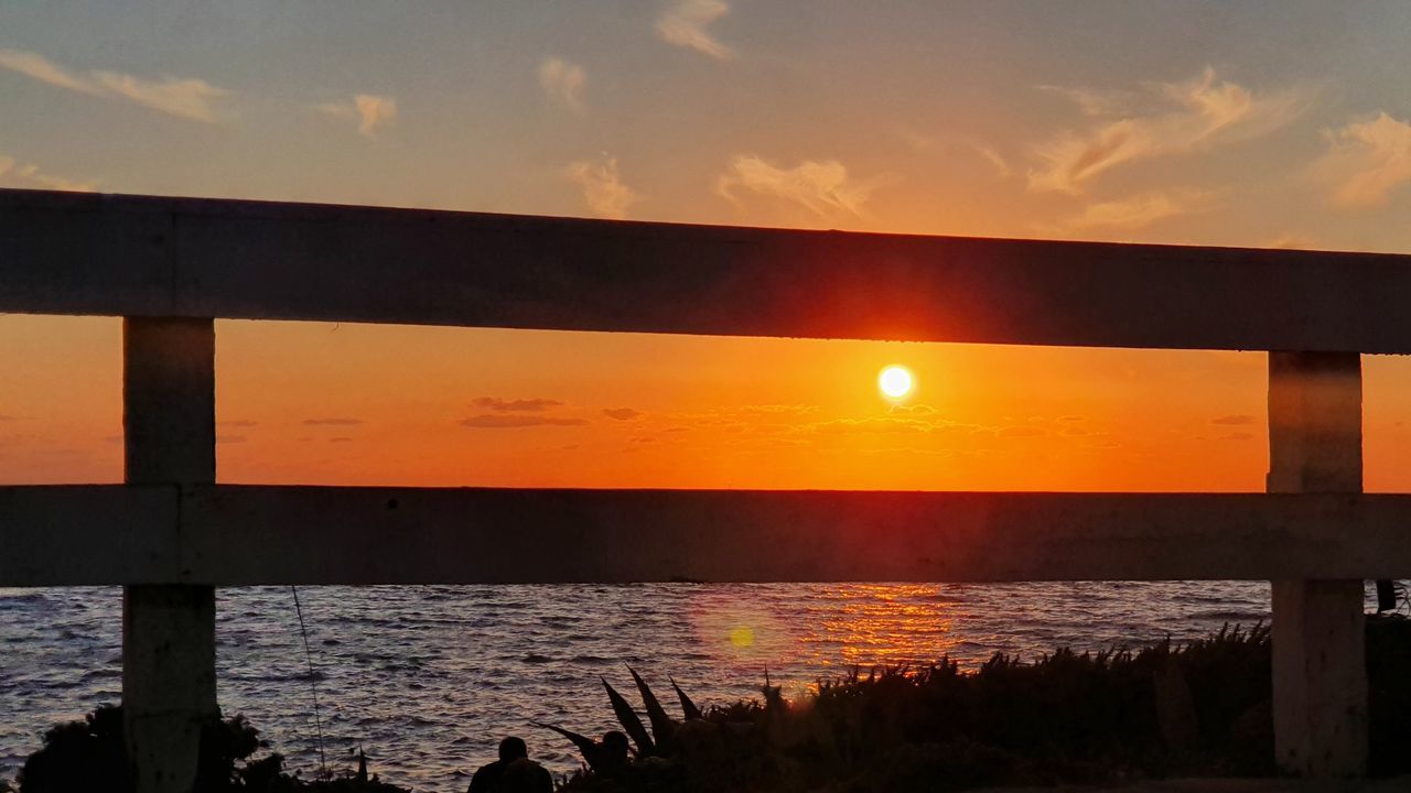 SCENIC VIEW OF SEA AGAINST SKY AT SUNSET