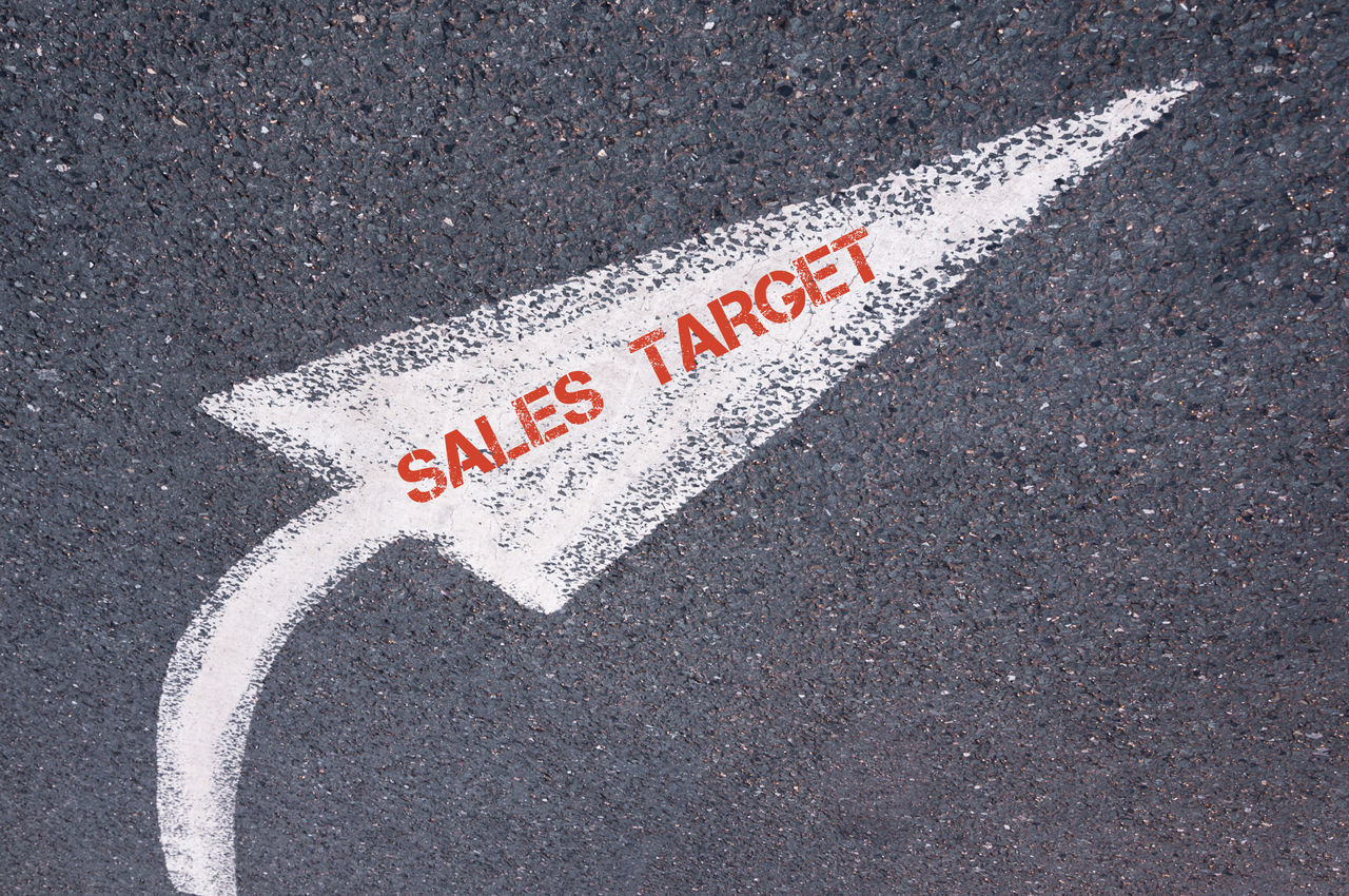 HIGH ANGLE VIEW OF ARROW SIGN ON ROAD