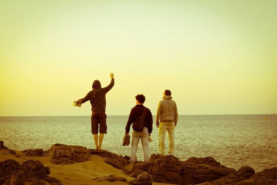 sea, horizon over water, water, clear sky, lifestyles, leisure activity, men, copy space, togetherness, sunset, beach, standing, full length, scenics, beauty in nature, tranquil scene, person, tranquility