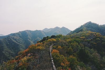 Great wall of china on mountain against sky